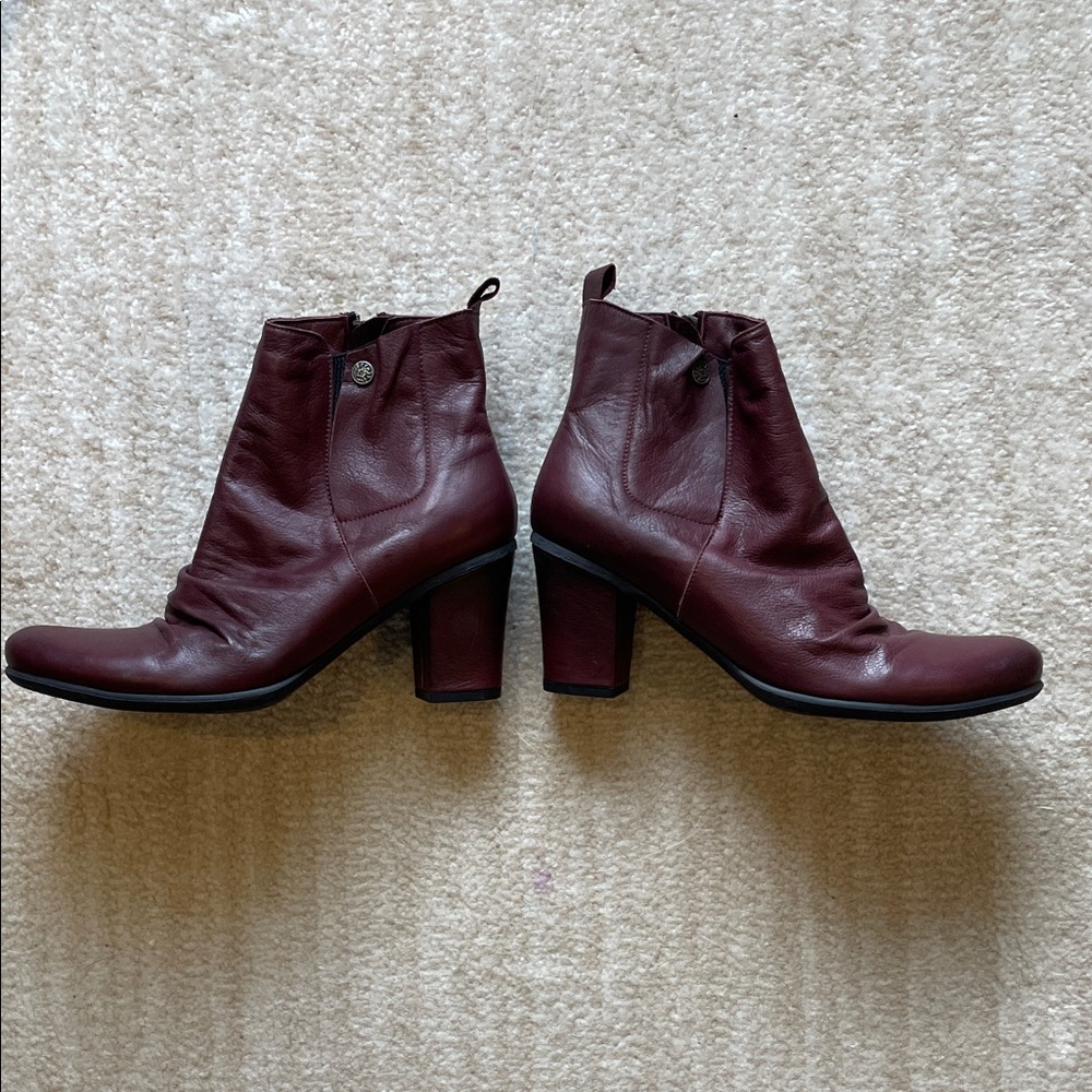 Bueno Maroon NWOT Leather Ankle Boots. Don’t sleep on this color/style!